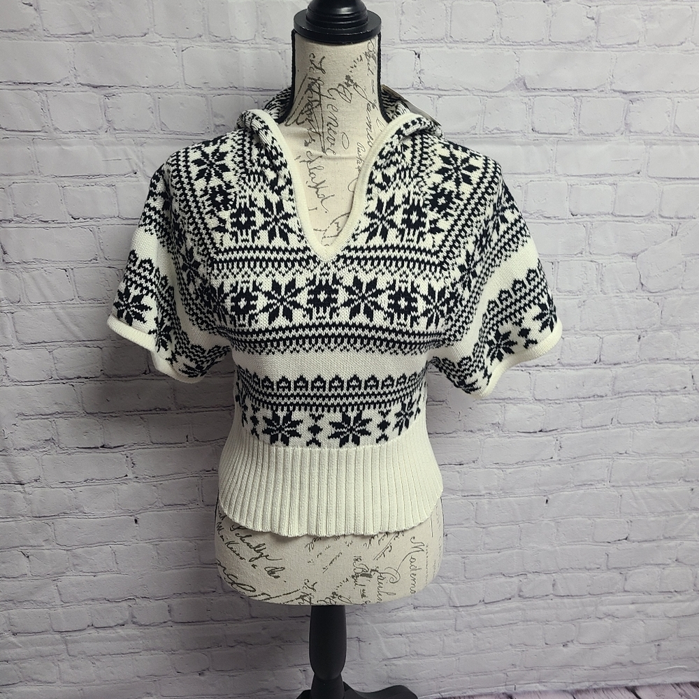 Smudge cropped hooded sweater from Glick's. Small. 933